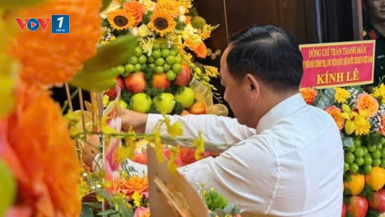 Trưởng Ban Tuyên giáo Trung ương dâng hương cụ Huỳnh Thúc Kháng