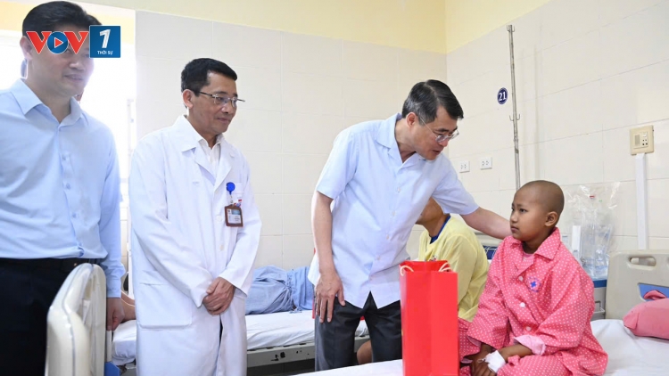 Thủ tướng Lê Minh Hưng thăm, tặng quà Trung thu cho bệnh nhi tại Bệnh viện K