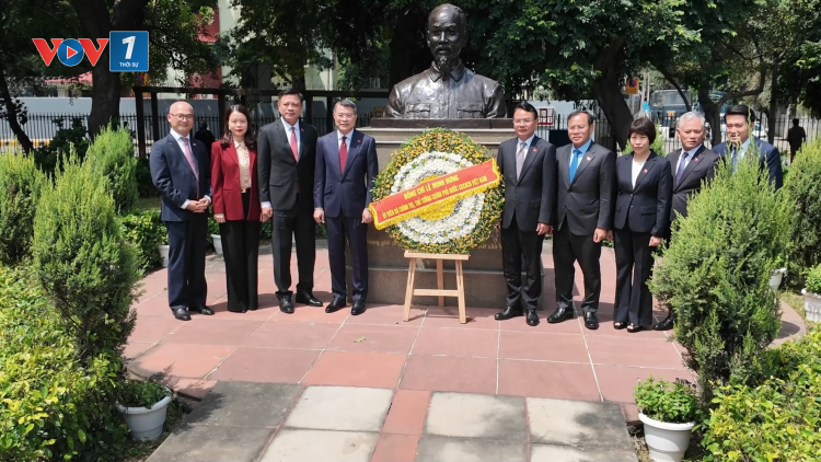 Thủ tướng Lê Minh Hưng dâng hoa tại tượng Bác Hồ ở New Delhi