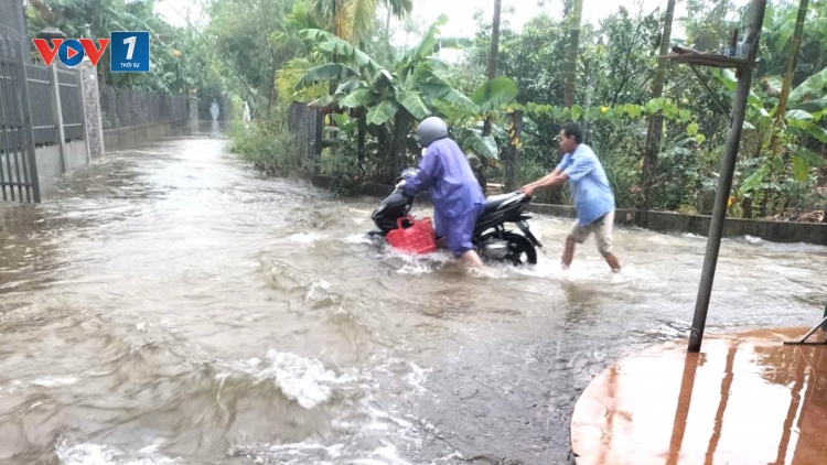 Mưa lớn gây ngập nhiều khu vực ở Huế