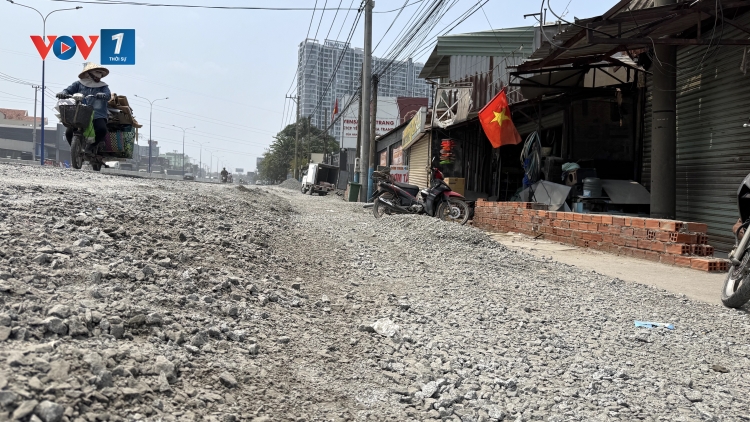 Nhiều hộ dân ven Quốc lộ 13 bức xúc khi nền đường được nâng cao cả mét