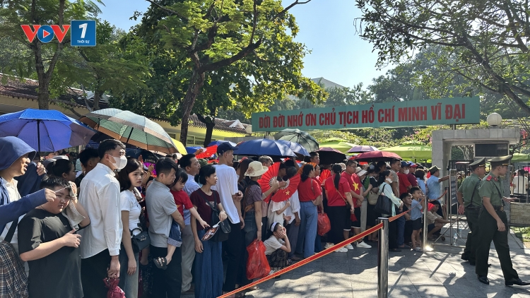 Dòng người nối dài vào Lăng viếng Bác ngày 2/9