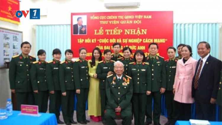 Tổng cục Chính trị Quân đội nhân dân Việt Nam tiếp nhận hồi ký “Cuộc đời và sự nghiệp cách mạng” của Đại tướng Lê Đức Anh trao tặng (Thời sự chiều 15/12/2015)