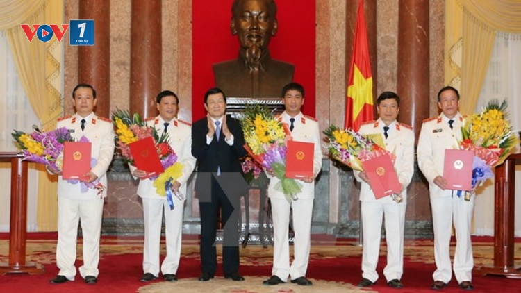 Chủ tịch nước Trương Tấn Sang trao quyết định bổ nhiệm chức danh Kiểm sát viên thuộc Viện Kiểm sát nhân dân tối cao cho một số cán bộ ngành kiểm sát (Thời sự đêm 17/12/2015)