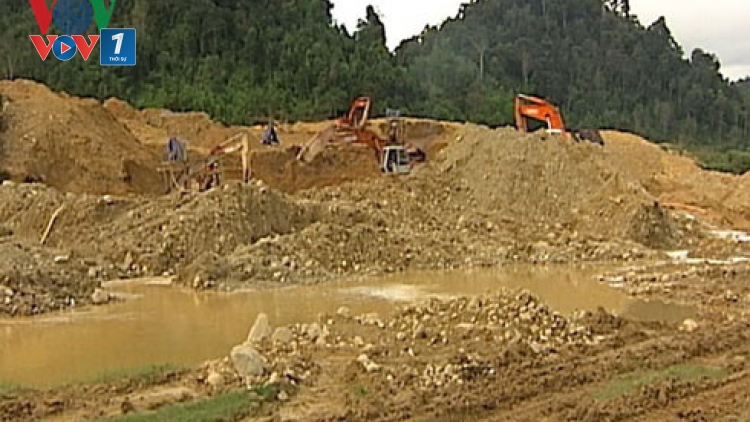Doanh nghiệp khai thác khoáng sản gây ô nhiễm nghiêm trọng nguồn nước sông A Vương, đoạn chảy qua địa bàn huyện Tây Giang, Quảng Nam (Thời sự trưa 27/12/2015)