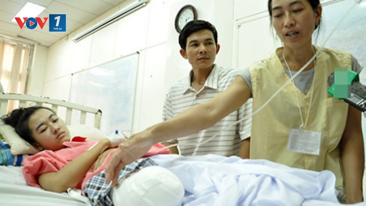 Sở Y tế tỉnh Đắk Lắk đình chỉ công tác 4 cán bộ Khoa Ngoại Bệnh viện đa khoa huyện Chư Quynh để điều tra làm rõ nguyên nhân vụ nữ sinh lớp 10 bị cưa chân (Thời sự đêm 16/3/2016)