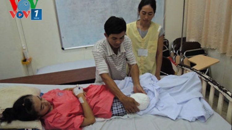 Sở Y tế Đắc Lắc xin lỗi bệnh nhân Lê Thị Hà Vi và gia đình vì sự sai sót nghiệp vụ dẫn đến việc em Vi bị cưa chân (Thời sự trưa 18/3/2016)