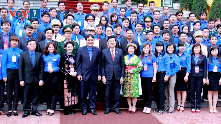 Chủ tịch nước Trương Tấn Sang gặp mặt thân mật Đoàn đại biểu cán bộ đoàn và đoàn viên xuất sắc toàn quốc được trao giải thưởng Lý Tự Trọng năm 2016 (Thời sự trưa 25/3/2016)
