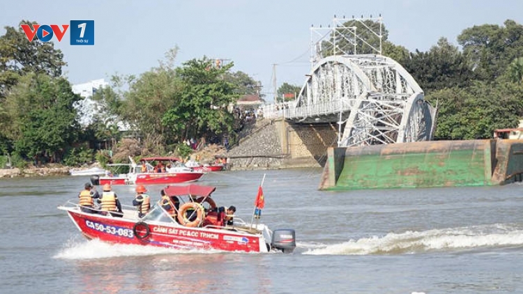 Cơ quan công an đã bắt chủ tàu kéo sà lan đâm sập cầu Ghềnh (Thời sự đêm 21/3/2016)