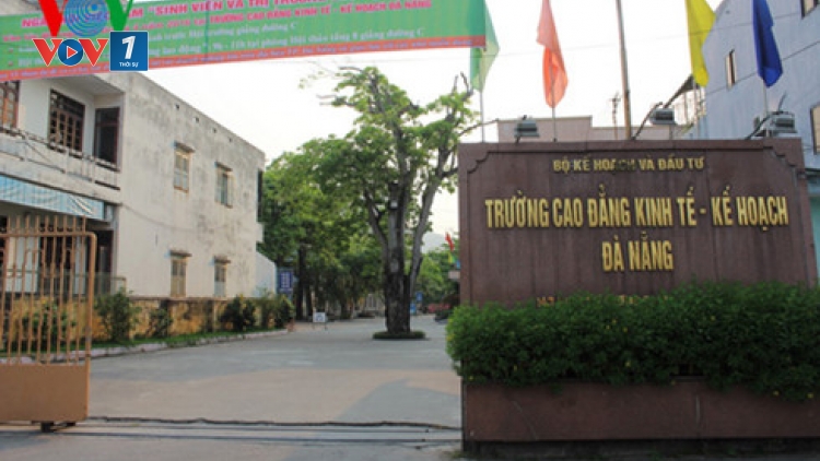 Trước thông tin rao bán điểm trên mạng xã hội, gây bức xúc, lo lắng trong học sinh, sinh viên, Công an thành phố Đà Nẵng cho biết đang tập trung điều tra, làm rõ (Thời sự đêm 11/4/2016)