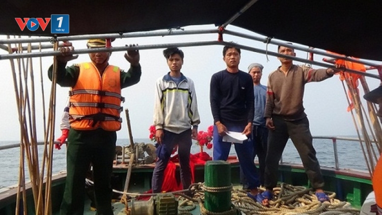 Bộ đội Biên phòng tỉnh Quảng Bình xử lý 6 tàu cá Trung Quốc vi phạm chủ quyền vùng biển Việt Nam (Thời sự trưa 8/4/2016)