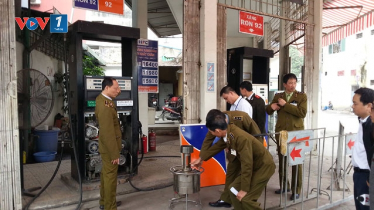 Công an thành phố Hà Nội bắt khẩn cấp 8 đối tượng gắn chip cây xăng, 'móc túi' khách hàng. (Thời sự trưa 29/12/2015)
