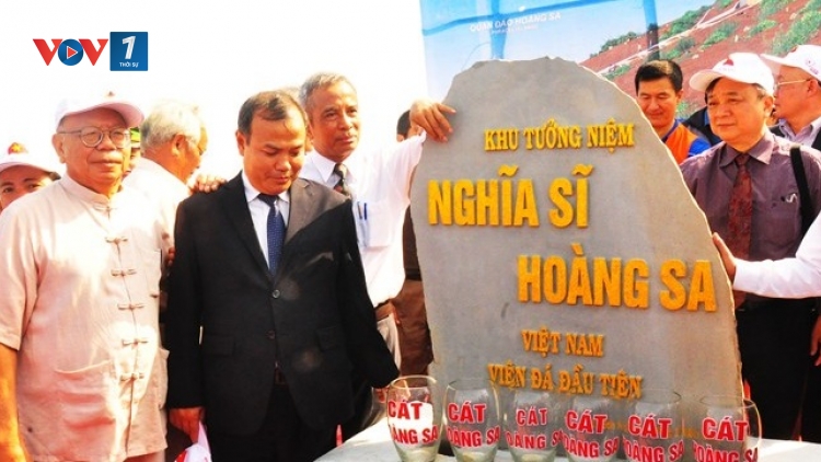 Những viên đá đầu tiên của khu tưởng niệm nghĩa sĩ Hoàng Sa trên núi Thới Lới, huyện đảo Lý Sơn (Quảng Ngãi) đã chính thức được đặt, xây thêm một tượng đài sừng sững hướng về Hoàng Sa. (17/01/2016)