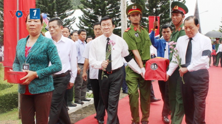 Thời sự chiều ngày 12/10/2014: Chủ tịch nước Trương Tấn Sang dự Lễ Truy điệu và an táng 36 hài cốt liệt sĩ tại thị xã Long Khánh tỉnh Đồng Nai và thăm khu công nghiệp Long Đức