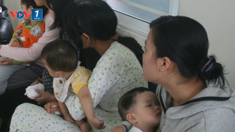 Dịch sốt xuất huyết vẫn chưa có dấu hiệu giảm cho dù ngành y tế vẫn tiến hành các biện pháp phòng dịch. (Thời sự trưa ngày 12/10/2015)