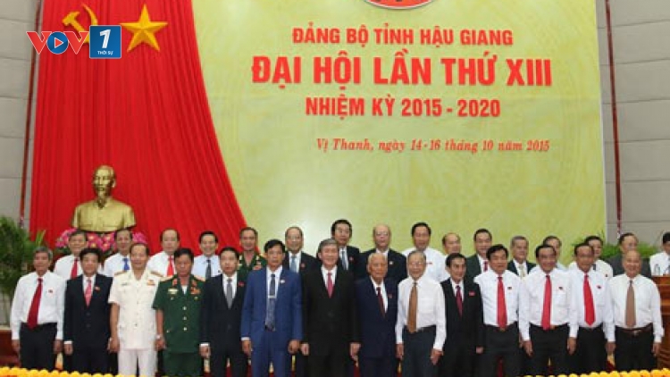 Lẵng hoa đại hội và câu chuyện lãng phí.