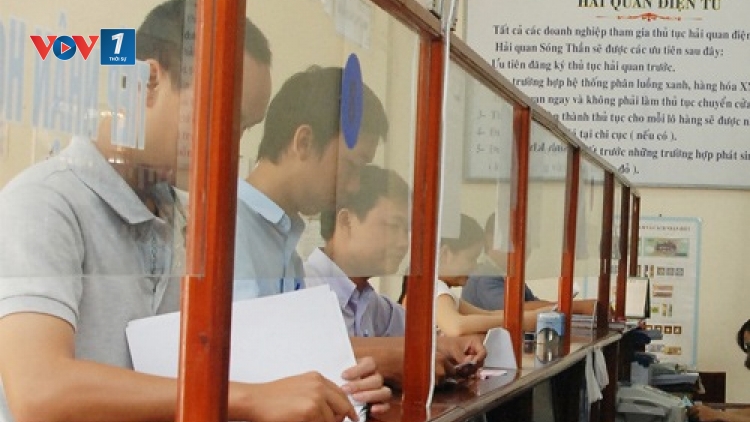 Có tới 28% doanh nghiệp phải trả thêm chi phí ngoài quy định cho quá trình thực hiện các thủ tục hành chính về hải quan do lo ngại sự đối xử không công bằng.(Thời sự chiều 12/11/2015)