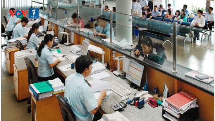 28% doanh nghiệp cho biết phải trả thêm phí ngoài quy định thủ tục hành chính trong lĩnh vực hải quan. (Thời sự trưa 12/11/2015)