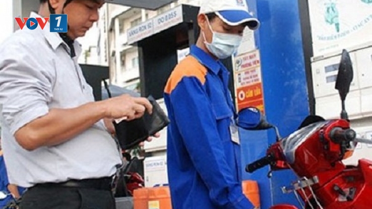 Từ 15 giờ chiều nay, giá xăng trong nước giảm 178 đồng một lít (Thời sự chiều ngày 18/11/2015)