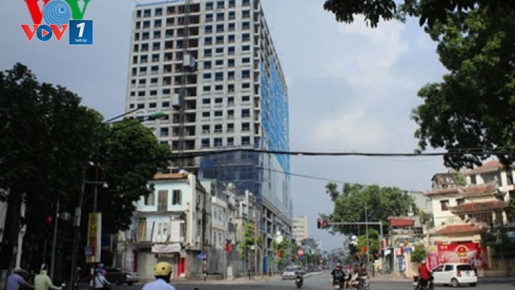 Sáng nay, Công ty Cổ phần may Lê Trực bắt đầu thực hiện tháo dỡ phần công trình sai phép tại số 8B Lê Trực, phường Điện Biên, quận Ba Đình, Hà Nội. (Thời sự trưa 21/11/2015)