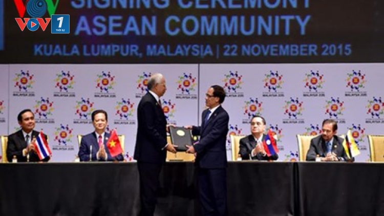 Cơ hội, thách thức và vai trò của Việt Nam trong cộng đồng ASEAN (Thời sự chiều ngày 22/11/2015)