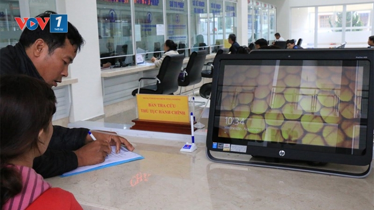 Người dân chưa thích nghi với trang thiết bị hiện đại tại các Trung tâm hành chính công.