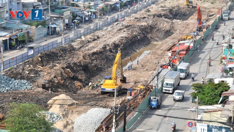UBND thành phố Hồ Chí Minh vừa phê duyệt dự án chống ngập khoảng 10 nghìn tỉ đồng, trong đó có việc phục hồi nguyên trạng tuyến kênh rạch đã bị lấp (Thời sự trưa 24/11/2015)