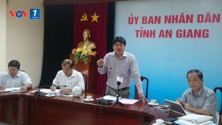 UBND tỉnh An Giang họp báo thông tin về việc xử lý vụ “3 cán bộ bị xử phạt, kỷ luật khi chê chủ tịch tỉnh trên mạng xã hội Facebook”. (Thời sự chiều 26/11/2015)
