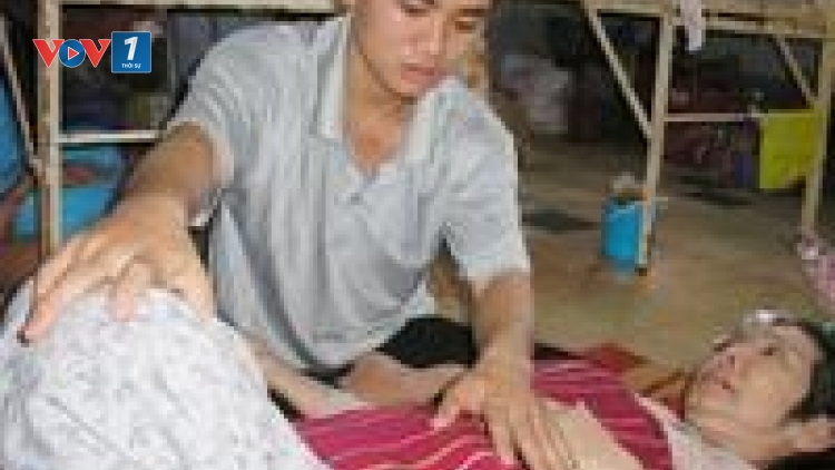 Người con chăm sóc Mẹ nuôi gần 5 năm trong bệnh viện Ung bướu thành phố Hồ Chí Minh (1/12/2015)