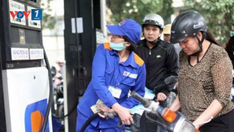 Chiều nay, Liên Bộ Công thương – Tài chính điều chỉnh giảm giá bán lẻ xăng dầu, theo đó giá bán lẻ xăng RON 92 giảm hơn 250 đồng/1lít (Thời sự đêm ngày 3/12/2015)