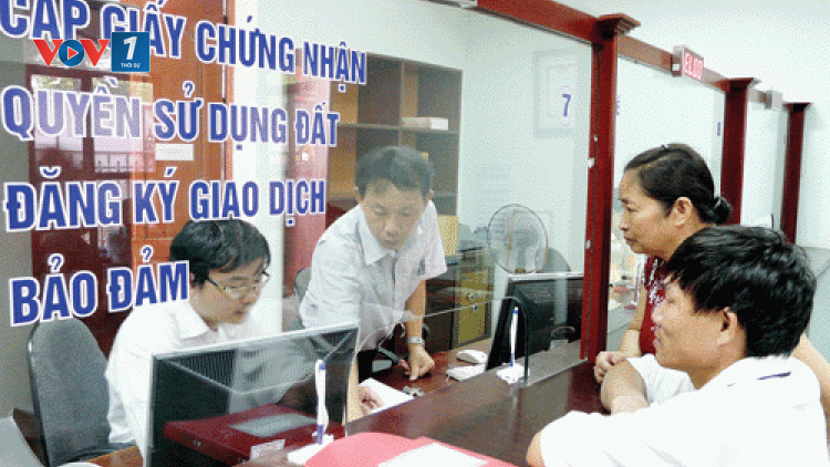 Người dân gặp nhiều phiền hà khi làm sổ đỏ. (03/12/2015)