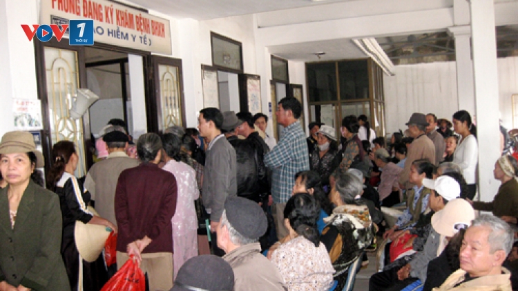 Thời sự trưa ngày 12/01/2015: Sau hơn một tuần thực hiện Luật Bảo hiểm y tế sửa đổi bổ sung, tại nhiều bệnh viện tuyến cuối và chuyên khoa ở thành phố Hồ Chí Minh, tình trạng quá tải vẫn chưa có dấu hiệu giảm. Đã có nhiều luồng ý kiến trái ngược nhau từ phía những bệnh nhân về quy định không được Bảo hiểm y tế chi trả khi khám ngoại trú trái tuyến. Phóng viên Đài Tiếng nói Việt Nam sẽ phân tích về nội dung này.