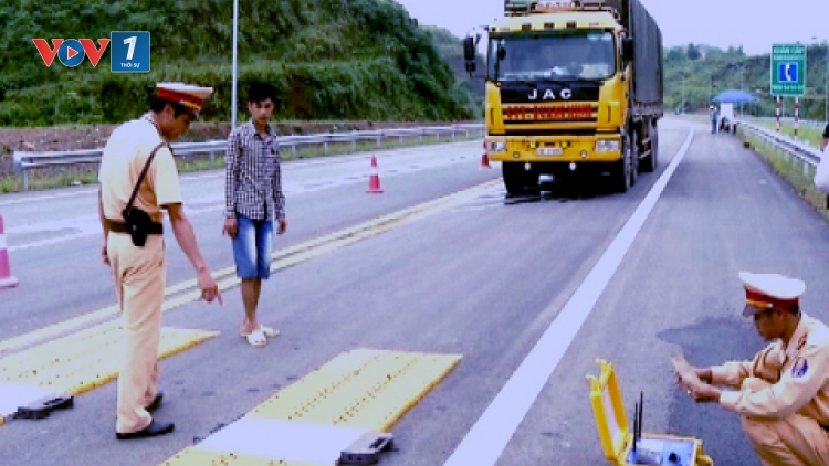 Thời sự trưa ngày 13/01/2015: "Siết chặt quản lý kinh doanh vận tải và kiểm soát tải trọng phương tiện" là chủ đề năm An toàn giao thông quốc gia 2015.