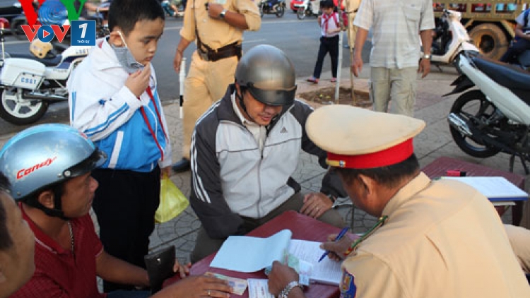 Pháp luật và đời sống ngày 13/4/2015: Đội mũ bảo hiểm cho trẻ - dễ mà vẫn khó thực thi
