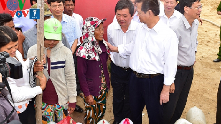 Thời sự chiều ngày 13/4/2015: Kiểm tra công tác chống hạn tại Ninh Thuận, Thủ tướng Nguyễn Tấn Dũng khẳng định: Chính phủ sẽ cấp đủ lương thực, đưa gạo đến từng hộ dân, không để đồng bào trong vùng hạn bị khát, bị thiếu ăn.