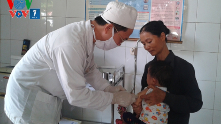 Thời sự đêm ngày 19/4/2015: Từ cuối tháng 4 này, thành phố Hà Nội quyết định triển khai 2 đợt tiêm chủng chính thức cho trẻ em thay vì một đợt trong một tháng như trước đây.