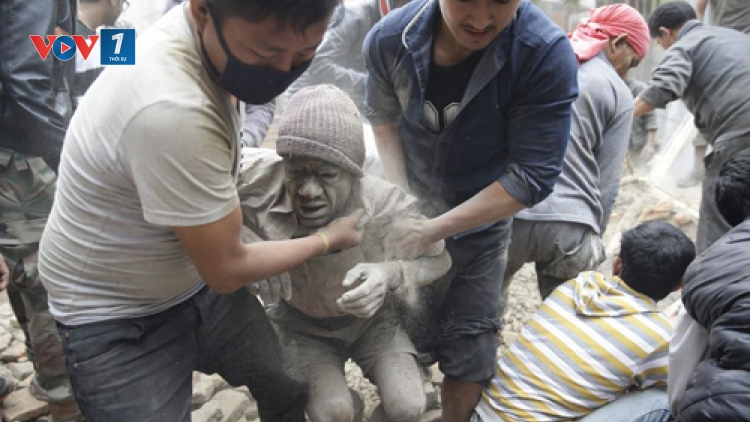 Thời sự chiều ngày 26/4/2015: Con số thương vong trong vụ động đất 7,8 độ rích te tại Nepal đã vượt qua 2 nghìn người. Công tác cứu hộ vẫn đang diễn ra khẩn trương.