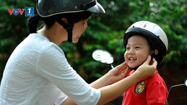 Thời sự trưa ngày 05/4/2015: Bắt đầu từ ngày mai thực hiện đợt cao điểm tuyên truyền, xử lý vi phạm về quy định đội mũ bảo hiểm cho trẻ em khi lưu thông bằng xe đạp điện, xe gắn máy.