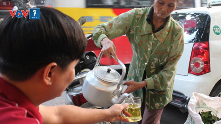 “Chén trà tình người” của một người nghèo giúp những người khó khăn hơn giữa thủ đô Hà Nội.