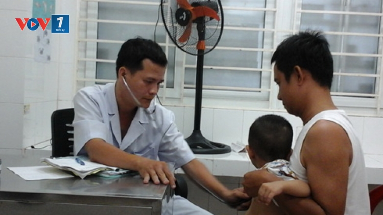 Thời sự đêm ngày 27/5/2015: Nắng nóng gay gắt những ngày qua khiến nhiều bệnh viện Nhi tại các tỉnh miền Trung luôn trong tình trạng quá tải.
