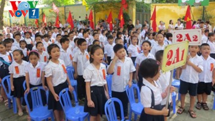 Thời sự trưa ngày 01/6/2015: Bắt đầu từ ngày hôm nay, các cơ quan, doanh nghiệp, trường học tại Hà Nội đồng loạt thực hiện nghi thức chào cờ sáng thứ 2