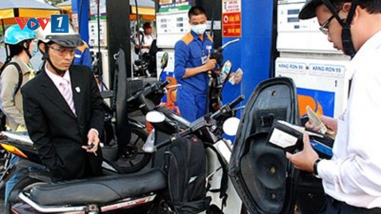 Thời sự chiều ngày 19/6/2015: Từ 3 giờ chiều nay, trong khi giá xăng các loại tăng 280 đồng thì dầu giảm 280-290 đồng một lít.