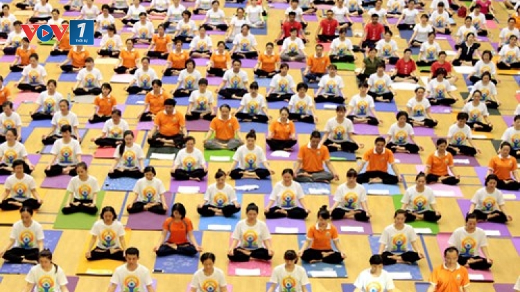 Thời sự chiều ngày 21/6/2015: Cùng với 190 quốc gia trên toàn thế giới, sáng nay, lần đầu tiên tại Việt Nam, 1 nghìn người đã cùng tham gia màn đồng diễn Yoga.