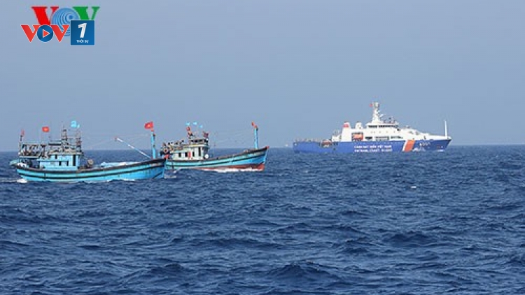Kiểm ngư Việt Nam sát cánh cùng ngư dân bám biển (Biển đảo Việt Nam ngày 1/7/2015)