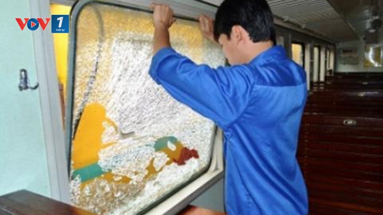 Ném đất đá lên ô tô, tàu hỏa - Phải xử phạt thật nghiêm.
