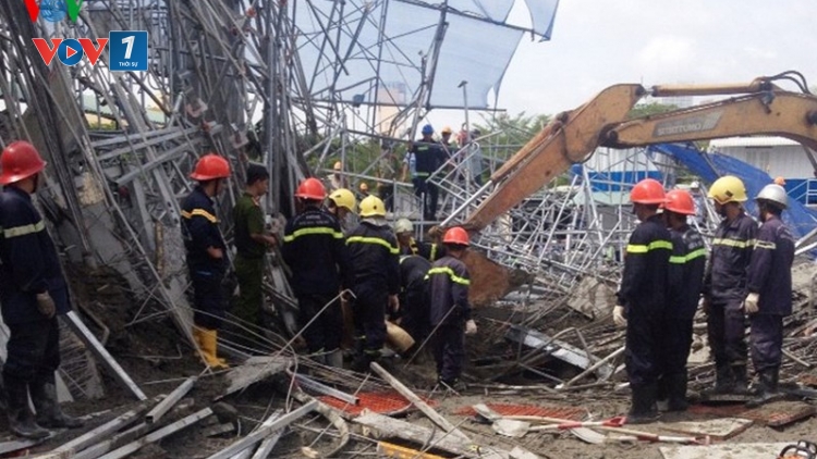 Thời sự chiều ngày 10/7/2015: Sập giàn giáo công trình xây dựng tại thành phố Hồ Chí Minh làm 2 người thiệt mạng và 5 người bị thương.