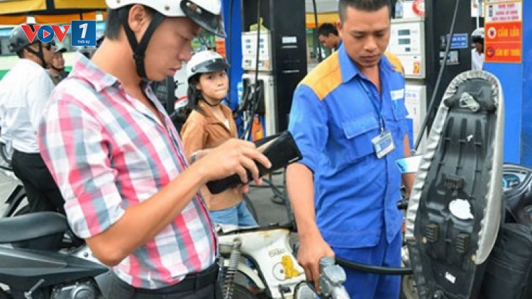 Thời sự chiều ngày 20/7/2015: Từ 15h chiều nay, giá xăng được điều chỉnh giảm 260 đồng/1 lít, xuống còn 20.120 đồng/1 lít.