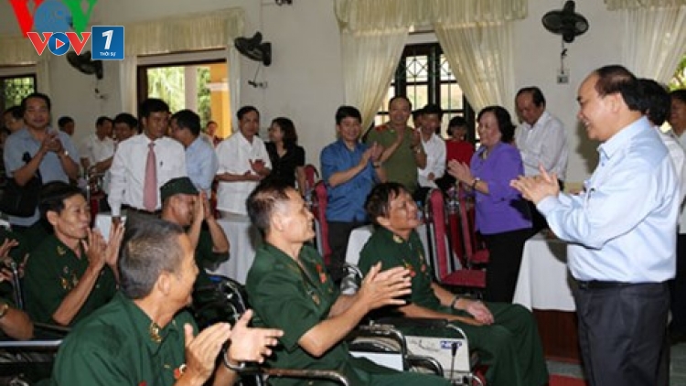 Thời sự chiều ngày 25/7/2015: Nhiều hoạt động thiết thực chăm lo đời sống vật chất, tinh thần cho thương bệnh binh, gia đình liệt sỹ.