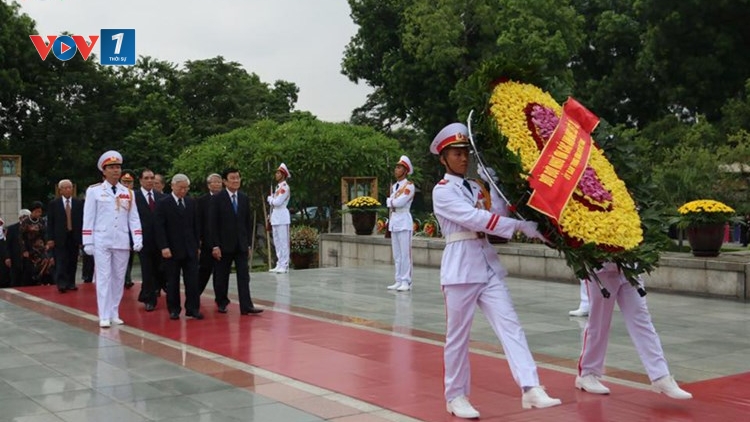 Thời sự trưa ngày 27/7/2015: Lãnh đạo Đảng, Nhà nước đến đặt vòng hoa, dâng hương tưởng niệm các Anh hùng liệt sỹ và vào lăng viếng Chủ tịch Hồ Chí Minh.