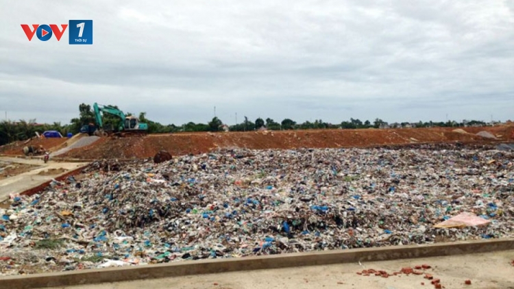 Thời sự trưa ngày 11/8/2015: Người dân phải bỏ nhà vì bãi rác gây ô nhiễm ngay tại trung tâm du lịch lớn nhất của tỉnh Thanh Hóa – thị xã Sầm Sơn.